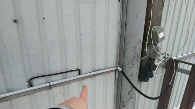 Установка домофона с электромеханическим замком в частном доме.