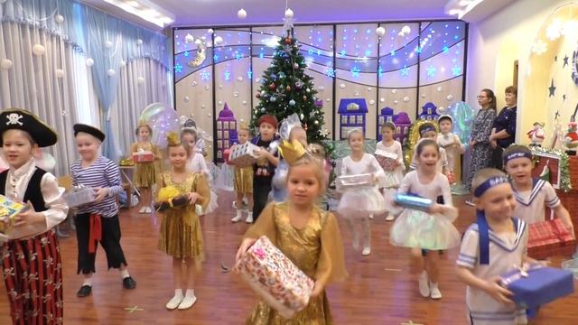 Подг группа танец с подарками