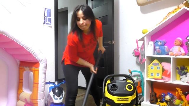 РАЗДЕЛИЛИ КОМНАТУ все ИГРУШКИ ! Дарина и МАМА БОЛЬШЕ не ДРУЗЬЯ? Пылесос Для Детей kids children