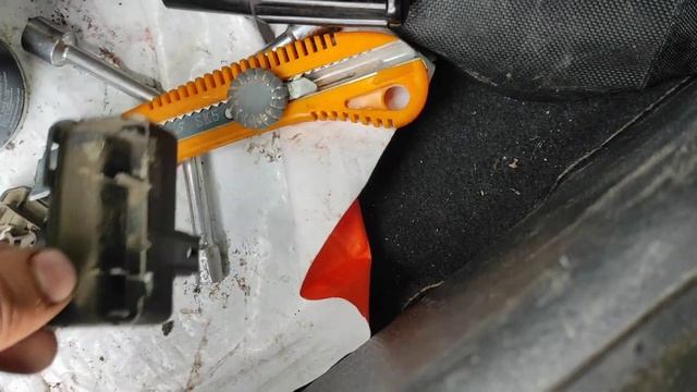 Багажник не открывается, кнопка не открывает замок багажника на Renault Laguna 2