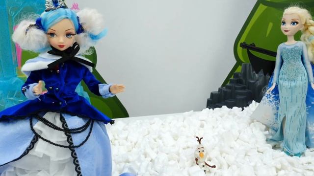Снежная Королева против Эльзы! Видео для детей про игрушки из мультфильма Холодное сердце