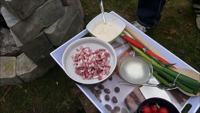 Картошка  в мундире  в чугунке на  углях