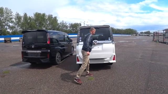 HONDA STEPWGN VS TOYOTA VOXY - ДВА РАВНОЗНАЧНЫХ АВТОМОБИЛЯ