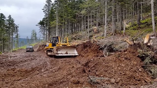 Бульдозер SEM 816 в работе (дорога в лес)