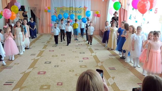 Повзрослели сегодня девчёнки в саду.Вальс в детском саду.