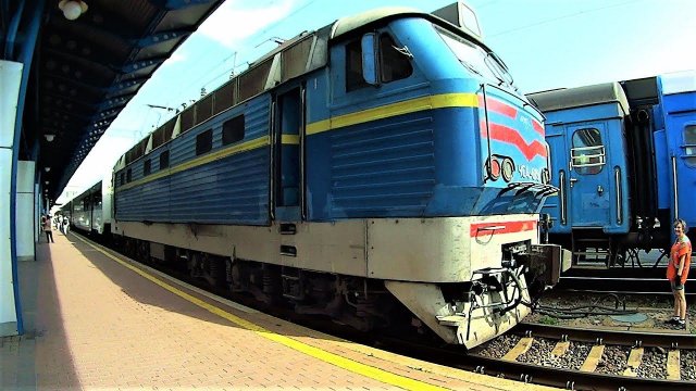 Скоростной поезд Едем в поезде и метро Макс залез в локомотив поезда