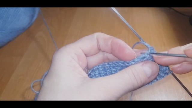 Женский кардиган спицами, реглан сверху с цельновазанной планкой.