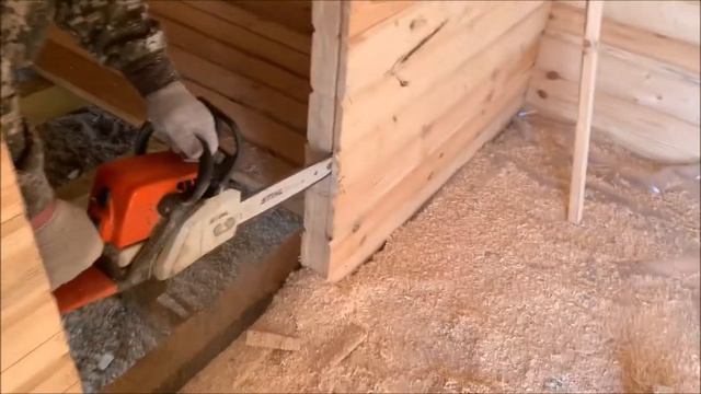 Установка двери под усадку в бане из профилированного бруса