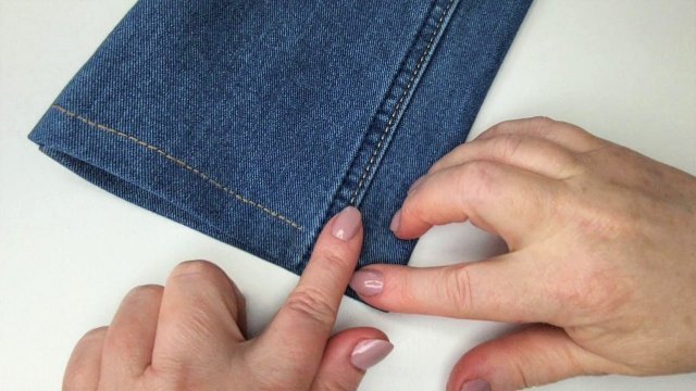 Джинсы можно укоротить даже без машинки. Показываю 2 способа, со строчкой и без