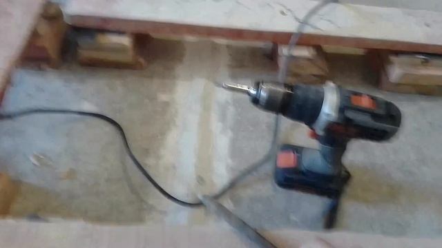 Не вытаскивается бита на шуруповерте или на дрели! Как вытащить?