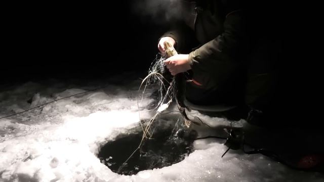 Ловля рыбы сетями зимой. Проверка промысловых рыболовных сетей.