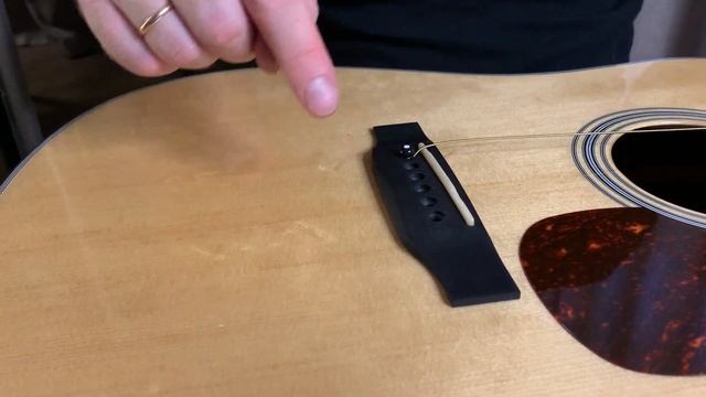 Как правильно поменять струны на акустической гитаре. Замена струн на акустической гитаре