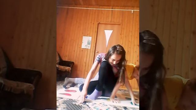 Играем в твистер 😊Часть вторая😊
