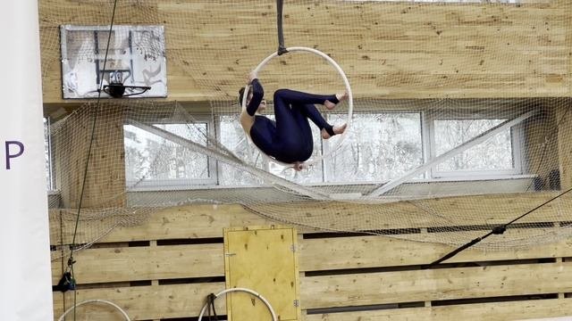 Выступление на соревнованиях по воздушной гимнастике