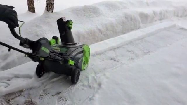 Снегоуборщик Greenworks GD82ST аккумуляторный 82 Вольта . Первый старт.