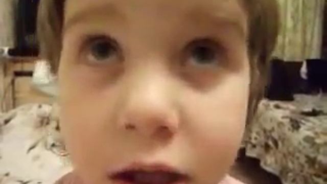 Девочка читает стихи