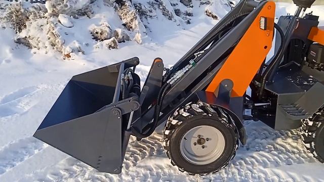 Мини погрузчик на гидроходу. мини трактор.