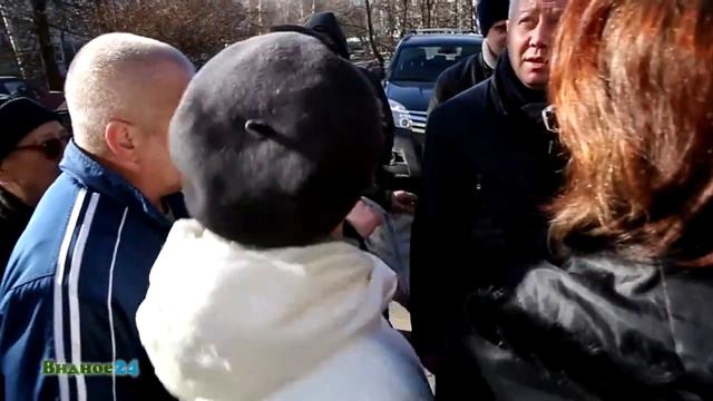 Олег Хромов общается с жителями во дворах Видного