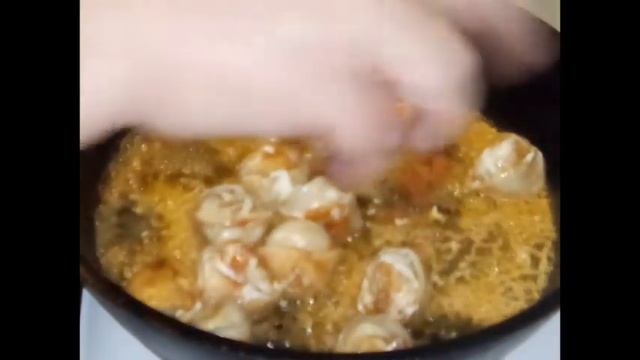 Пельмени в сметано - сырном соусе.