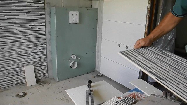 Как укладывать плитку на инсталляцию