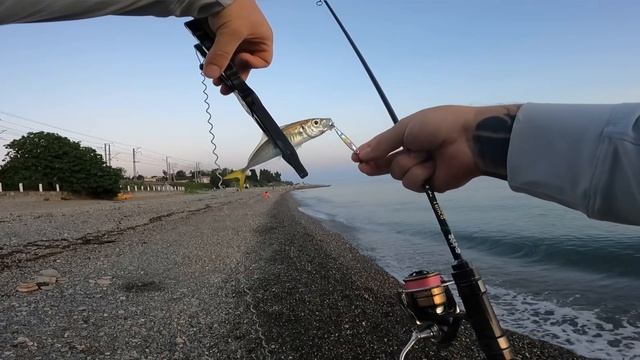 Морская рыбалка вечером. Ловля ставриды на пилькеры. Чёрное море. Сочи.