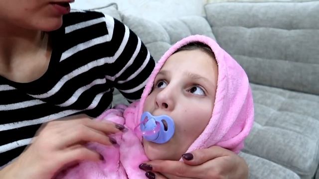 Ира ПРЕВРАТИЛАСЬ в МАЛЫША! Просит МОЛОЧКО у Мамы