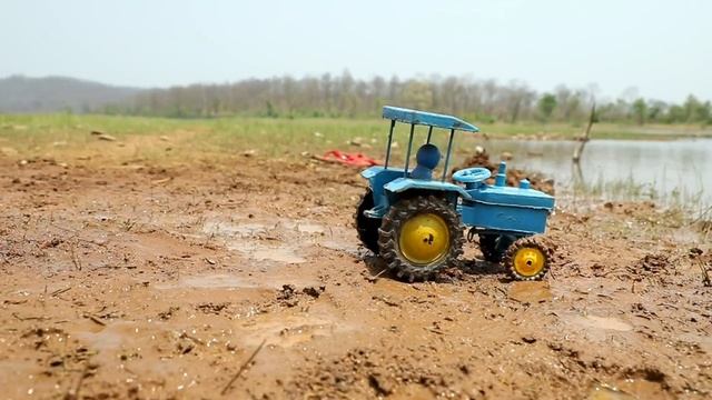 Игрушки возят камни, мини-тракторы тянут из ямы