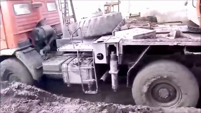 Техника по бездорожью. Езда грузовиков по грязи.