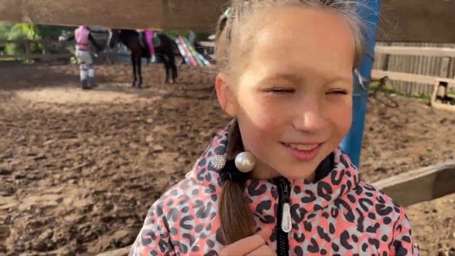 Первое занятие по верховой езде. Полина в конном клубе. Конный клуб Мечта.