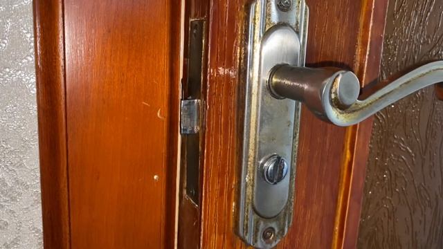 Дверь закрывается плохо,как исправить???