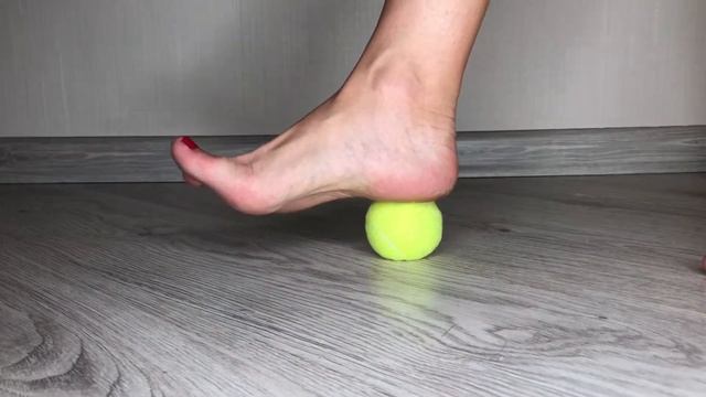 МАССАЖ НОГ МЯЧИКОМ | САМОМАССАЖ СТУПНЕЙ МЯЧИКОМ