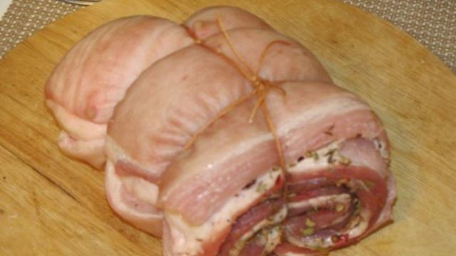 Рулет из свиной брюшины вареный