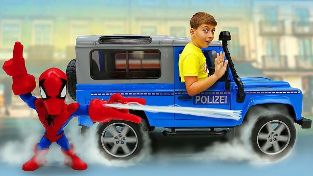Полицейская Машинка для игрушки Человек Паук и поиски Монкарт в песке. Игры для мальчиков онлайн