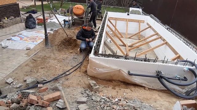 Заливаем бассейн из несъемной опалубки ( Рабочие будни)