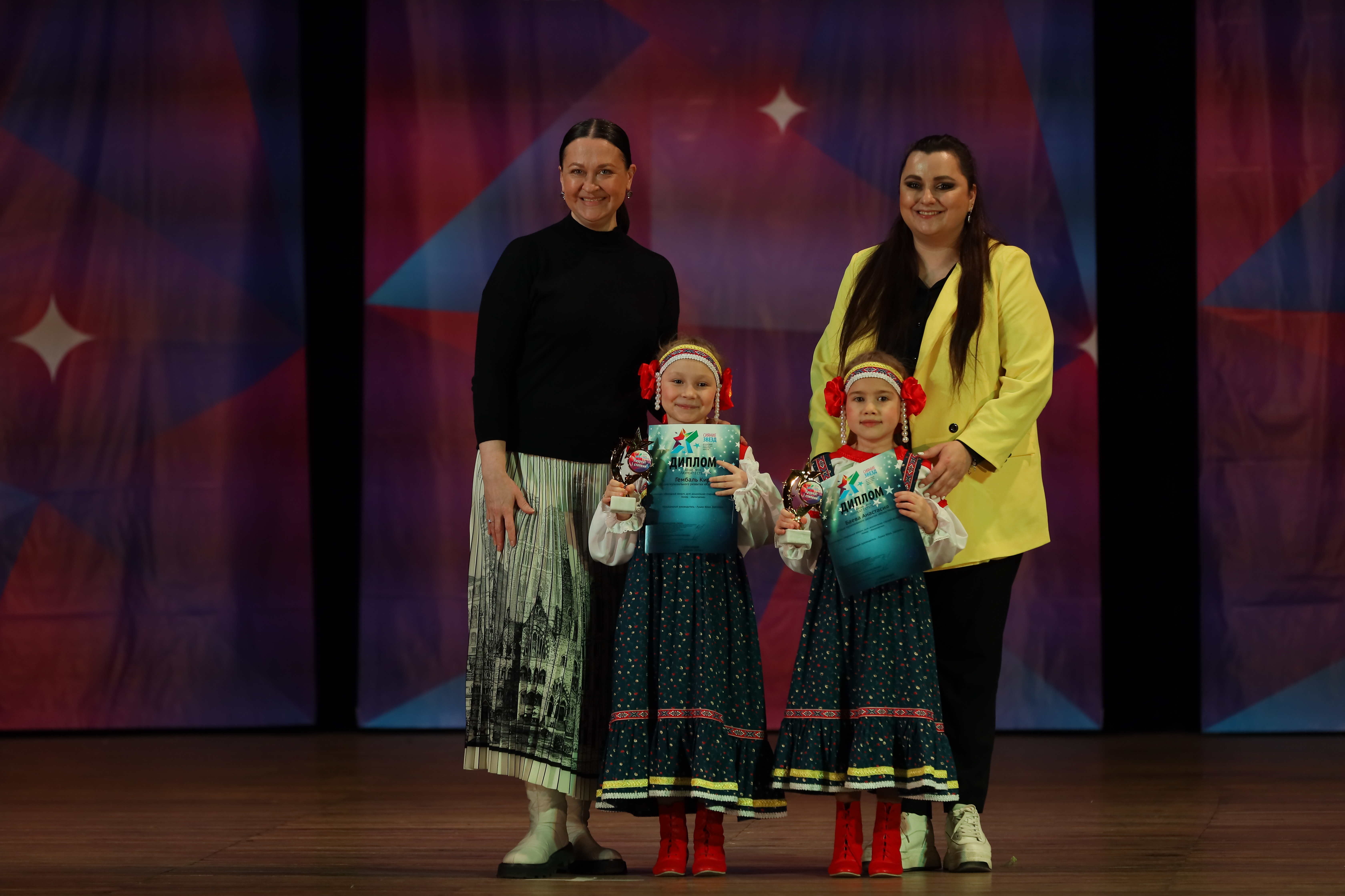 Русская народная песня "Балалайка". Исполняет Дуэт Анастасия Баева и Кира Гембаль, 6 лет.