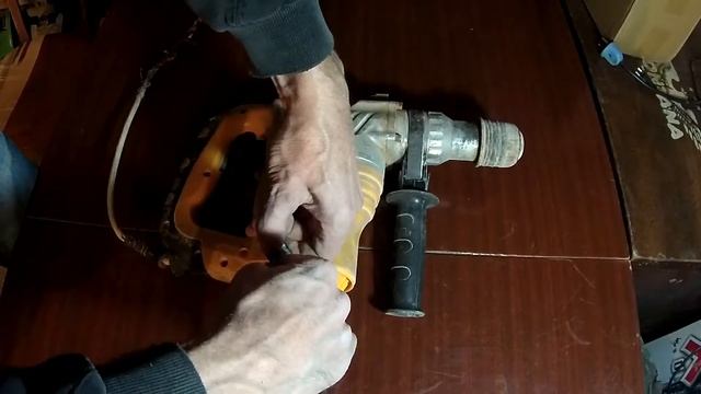 Замена щёток на перфораторе