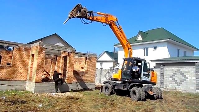Отбойный молоток на экскаваторе