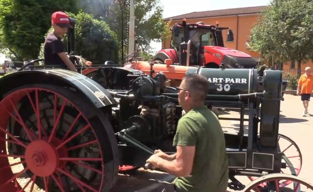 Запуск трактора 1924 года, работающего на сырой нефти. Трактор с нефтяным двигателем.