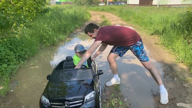 Тёма ездит на машине по лужам.Застрял в грязи.
