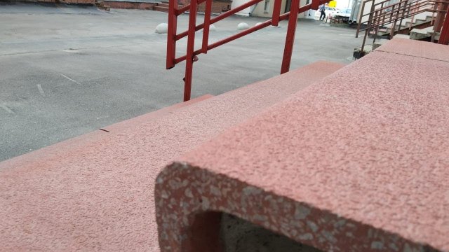 Нескользкая облицовка ступеней крыльца