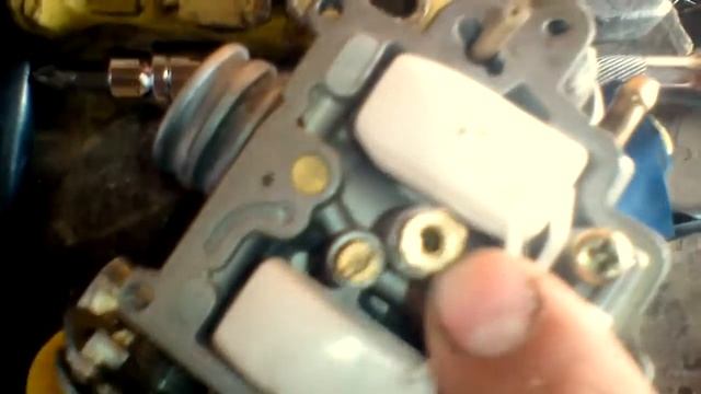 Скутер хорошо заводится ,но троит дымит и не едет