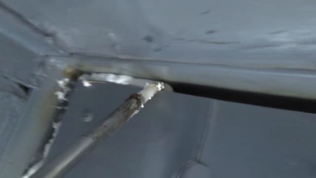 Герметизация гаражных ворот монтажной пеной.