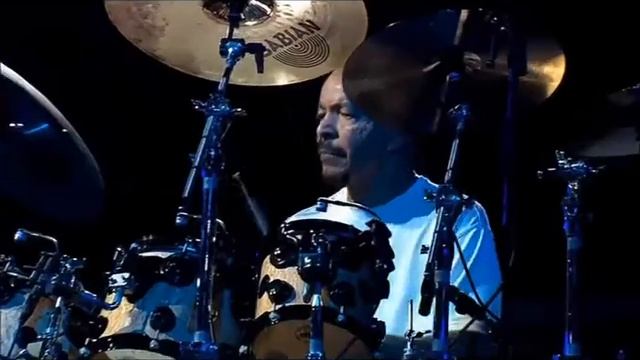 Филл Коллинз (Phil Collins) играет на ударниках