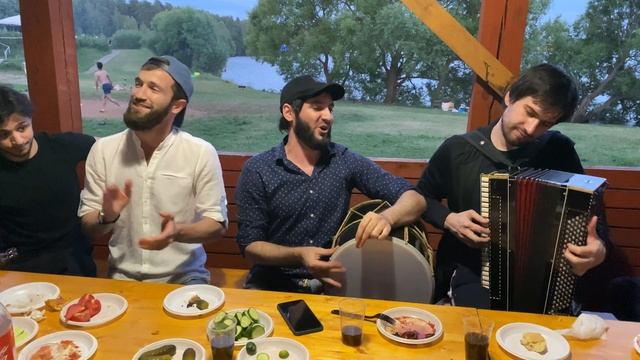Чеченцы отдыхают! Чеченцы поют! Вайнахские песни в исполнении Исмаила Идрисова! #чеченцы #кавказ