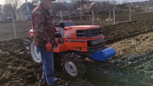 Вспашка минитрактором КУБОТА GT-3 самодельным 3-х корпусным плугом. Овидиополь