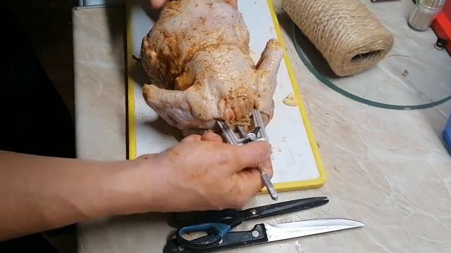 Курица гриль дома в духовке на вертеле - часть 2 увязка и жарка.