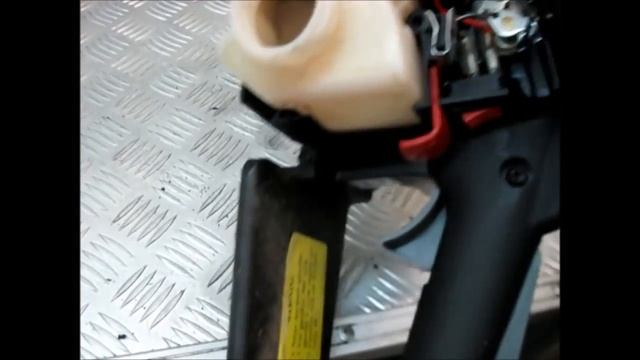 РАНЕЕ ЗАЖИГАНИЕ В БЕНЗОПИЛЕ, сломаны захваты, ремонт и запуск.Pre-ignition in a chainsaw