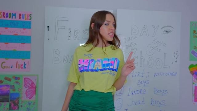 ЗА BUNNY СЛЕДИТ СТРАННЫЙ ПАРЕНЬ и КЛЕЕТ ЗАПИСКИ - ПРЕДАТЕЛЬНИЦА!!