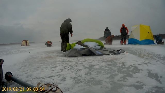 палатка для зимней рыбалки формы куб-сборка в сильный ветер на примере ЛОТОС куб4 термо компакт лон
