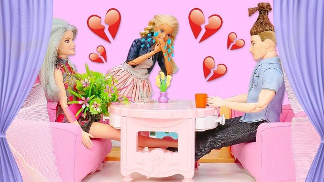 Кен на свидании с девушкой? Барби ревнует! Видео про куклы Барби для девочек